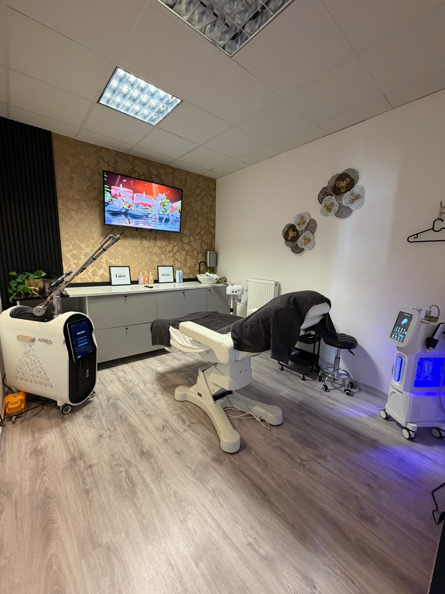 Comfortabele behandelruimte met moderne apparatuur