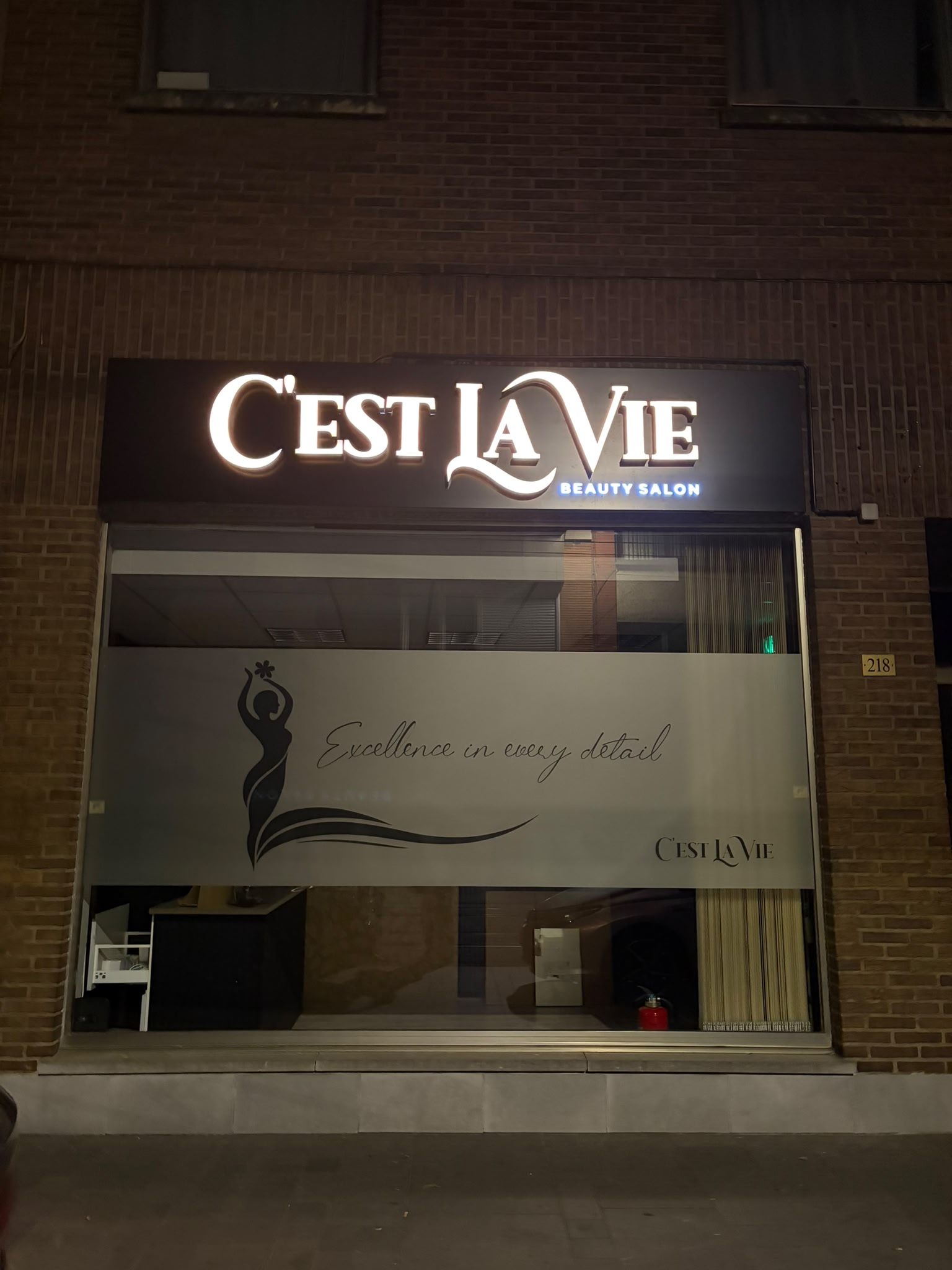 C'est la Vie Beauty Salon verlicht bij avond